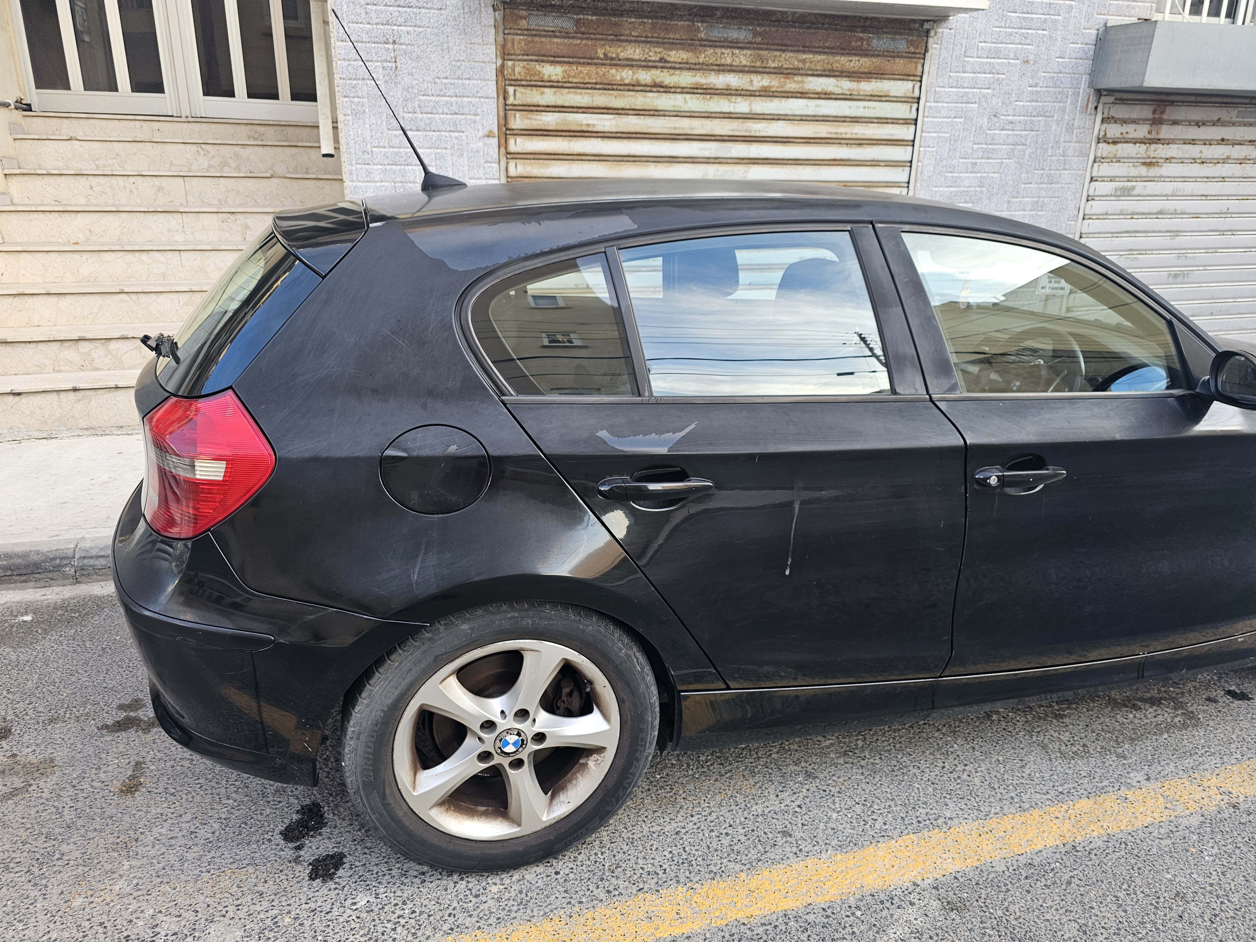 BMW MODEL: 118 YEAR: 2009 FUEL: DIESEL ENGINE SIZE: 1995 BODY: HATCHBACK SEATS: 5 POWER: 141 MODEL 2009 — €3,800 photo 3