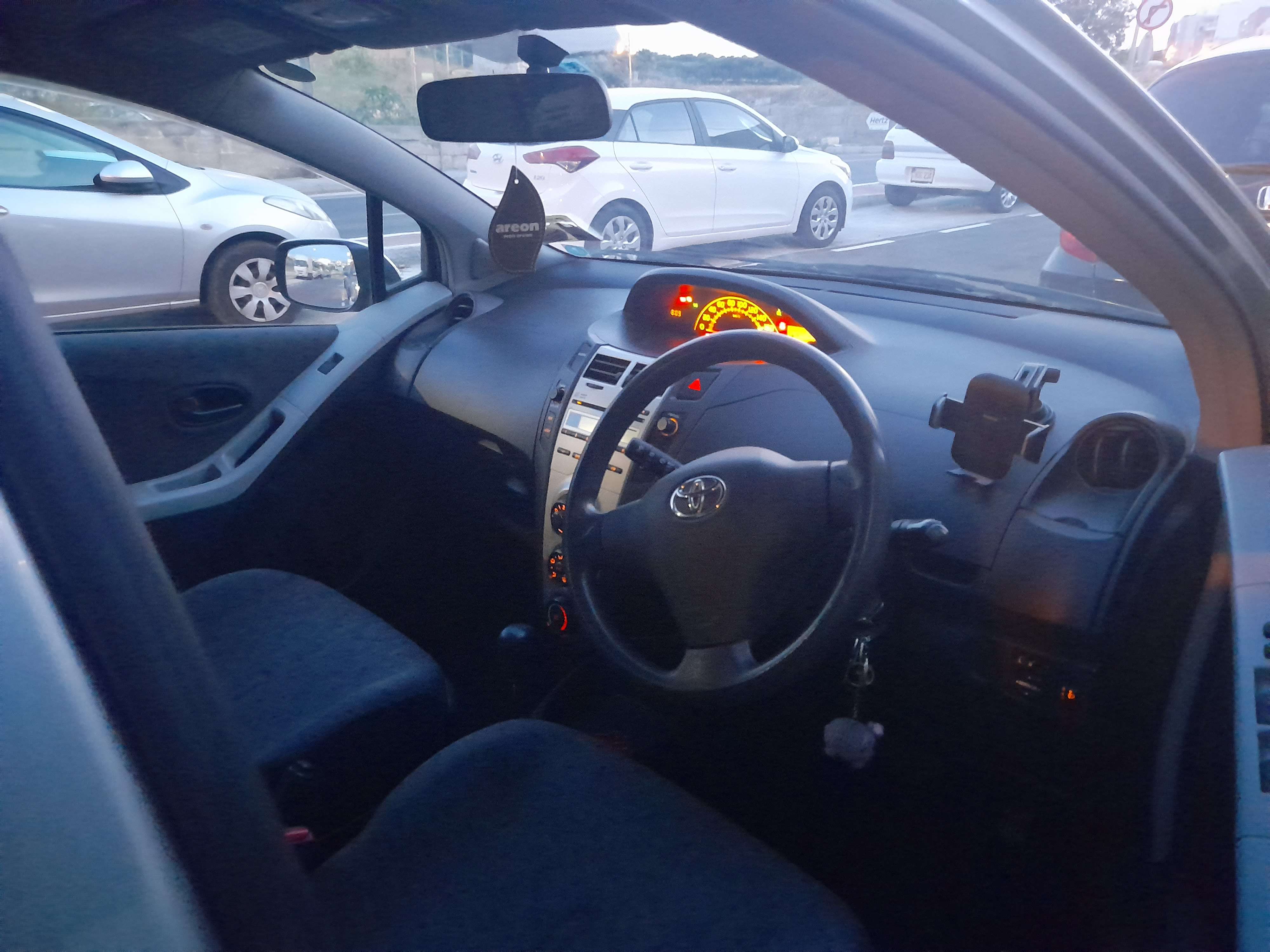 TOYOTA VITZ 2010 — €3,200 photo 2