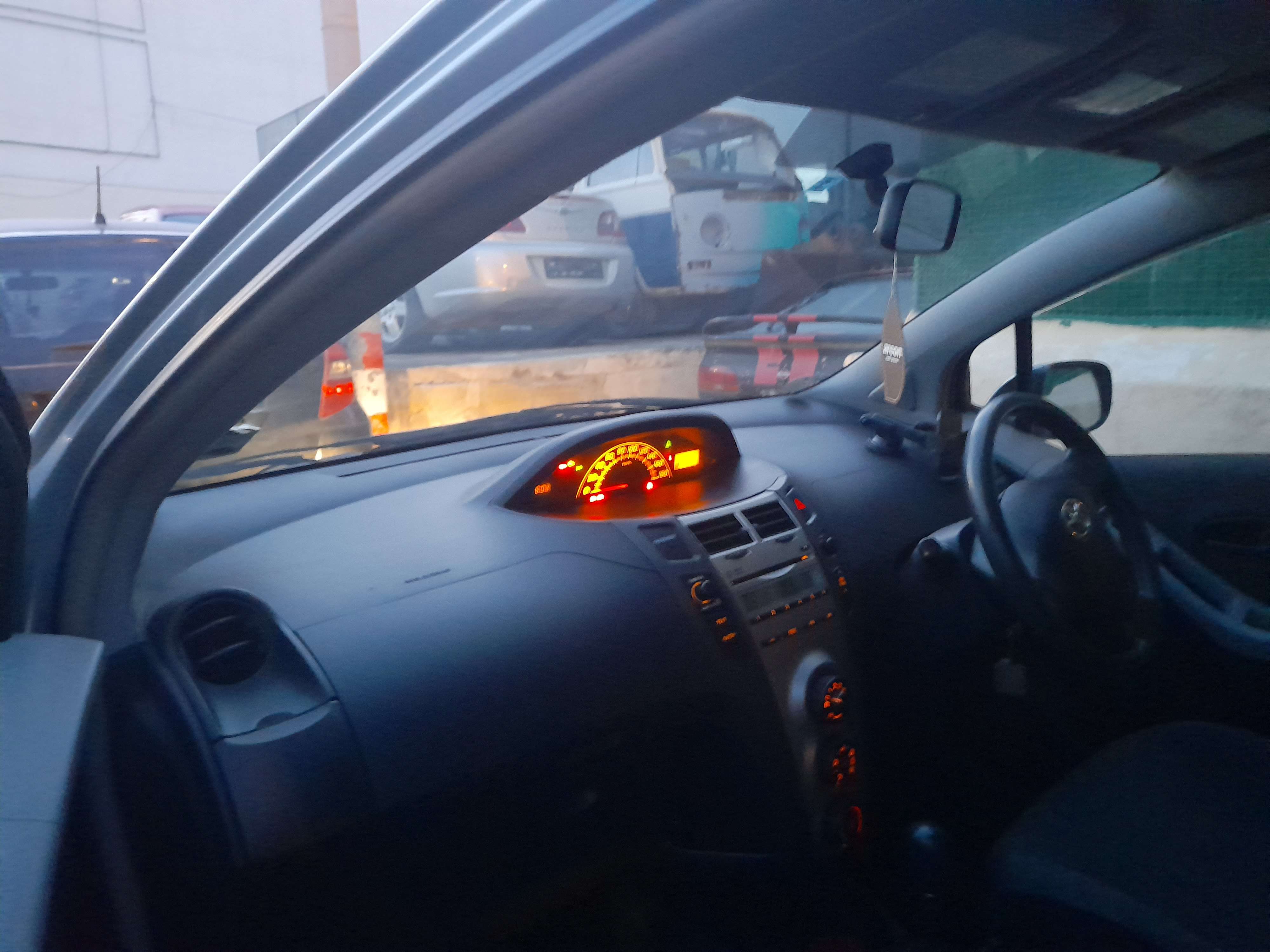 TOYOTA VITZ 2010 — €3,200 photo 4