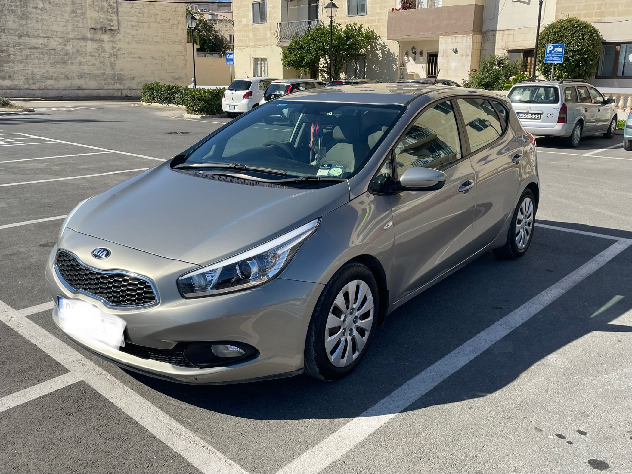 KIA MODEL: CEED YEAR: 2013 FUEL: PETROL ENGINE SIZE: 1396 BODY: HATCHBACK SEATS: 5 POWER: 98 MODEL 2013 — €5,500 photo 2