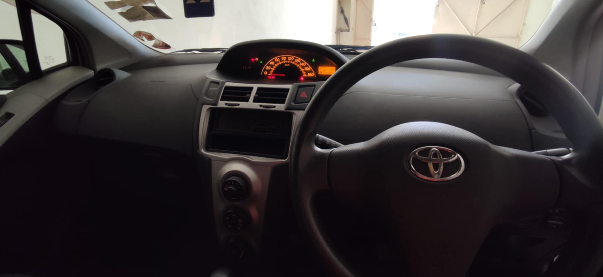 TOYOTA VITZ 2010 — €5,000 photo 4
